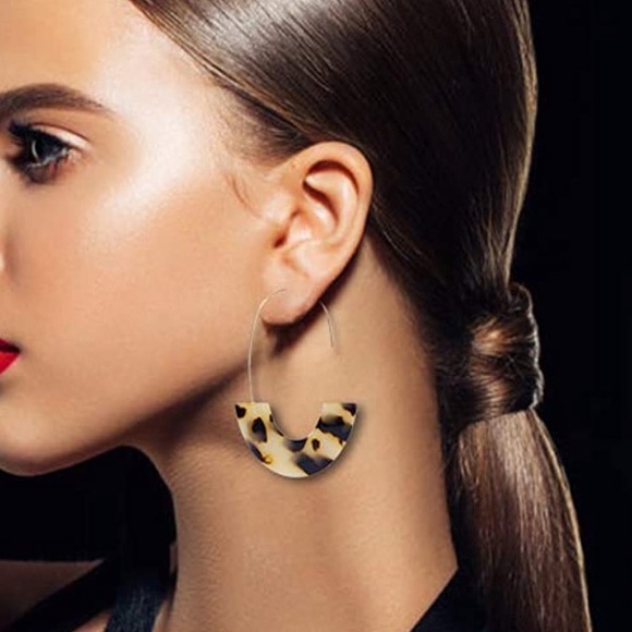 Black & Tan Acrylic Earrings - Picture 2 of 3